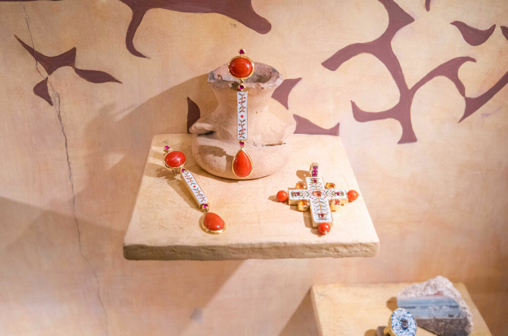 Le Sibille's jewelry showcase in the Ritz Hotel in Paris - Pompei Pendant and Earrings detail
