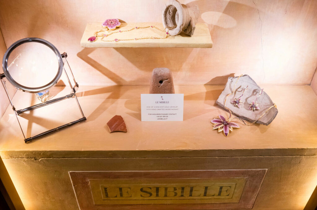 Le Sibille's jewelry showcase in the Ritz Hotel in Paris - Pompei Pendant and Earrings detail